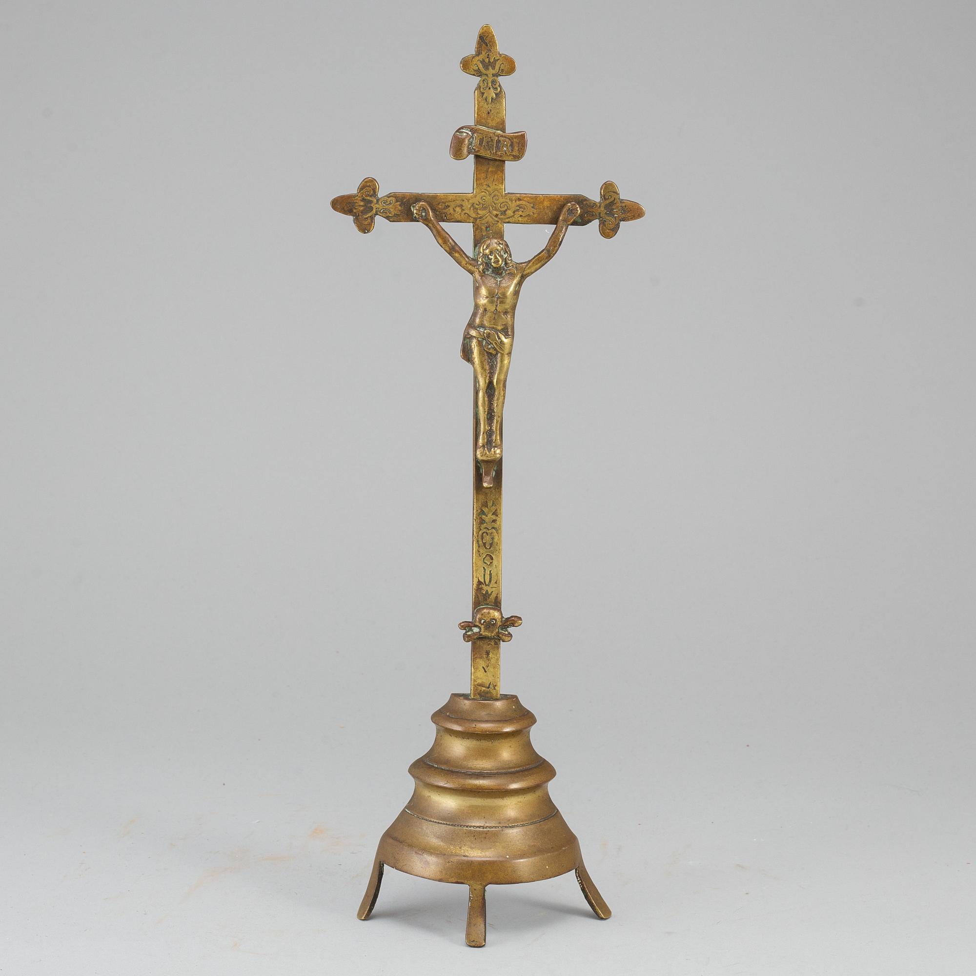 A bronze crucifix, 17th/18th century.