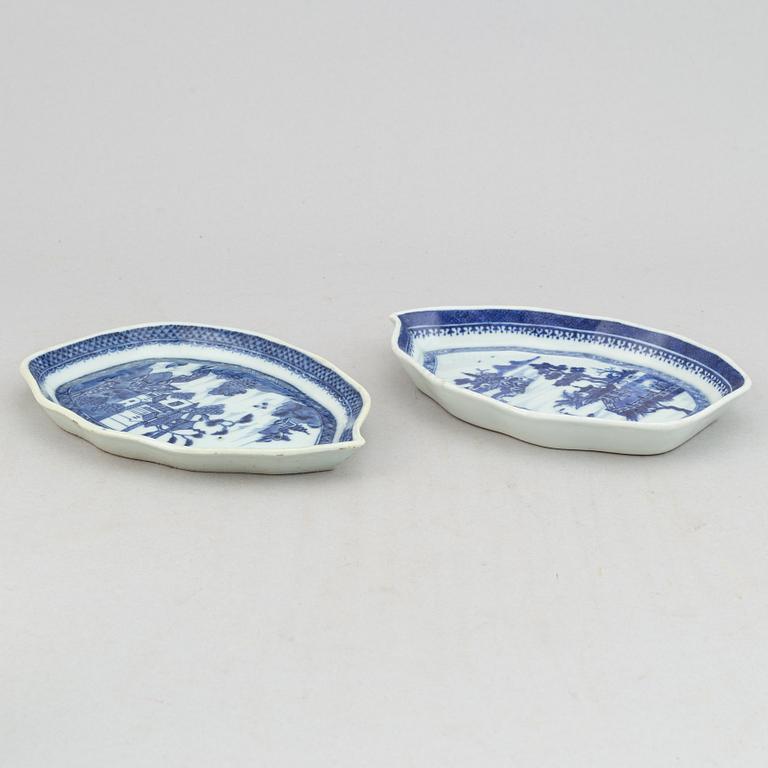 A pair of blue and white leaf shaped dishes, Qing dynasty, 18th Century.