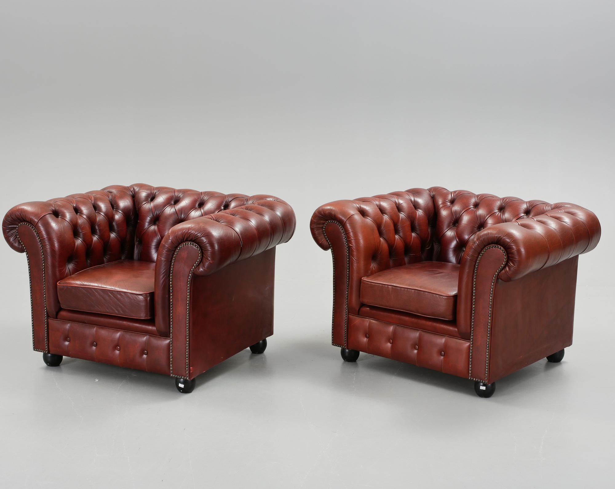 FÅTÖLJER, ett par, Chesterfield, 1900-tal.