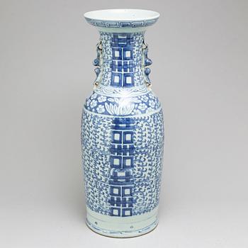 GOLVURNA, porslin. Kina, tidigt 1900-tal.