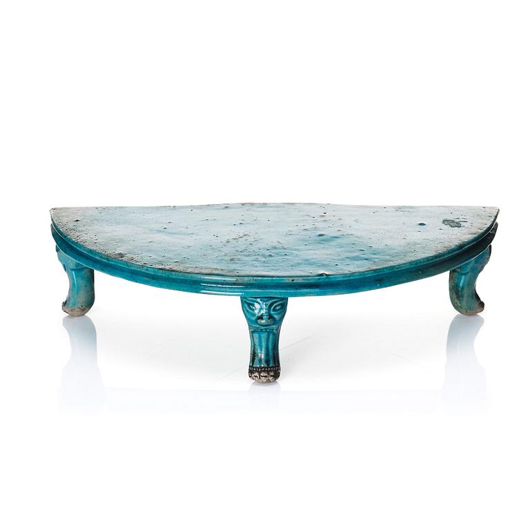 A turquoise glazed table/stand, Qing dynasty, Kangxi (1662-1722).