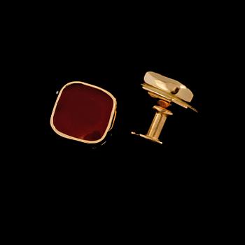 FRACKKNAPPAR, ett par, 18k guld och karneol, Karl Erik Palmberg, Alton, Falköping, 1967. Vikt 4 g.
