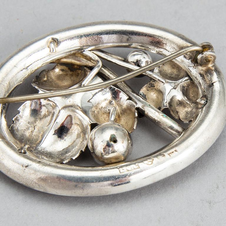 BROSCHER, silver, 2 st, C Thulin, Landskrona, 1844 samt LG Landgren, Enköping, 1867. Tot vikt 13 gram.