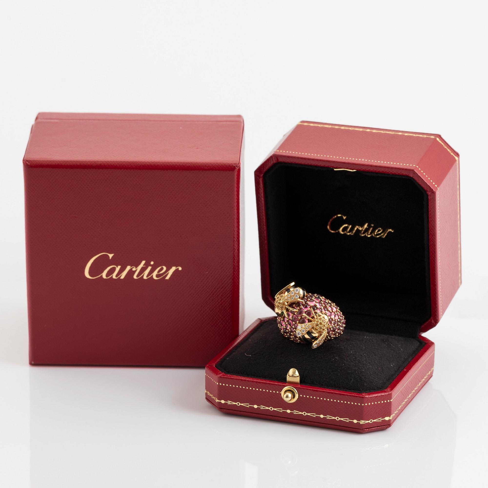 Cartier ring 18K guld och emalj med runda briljantslipade diamanter, safirer och smaragder.