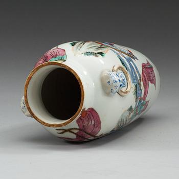 VAS, porslin. Qing dynastin, 1800-tal.