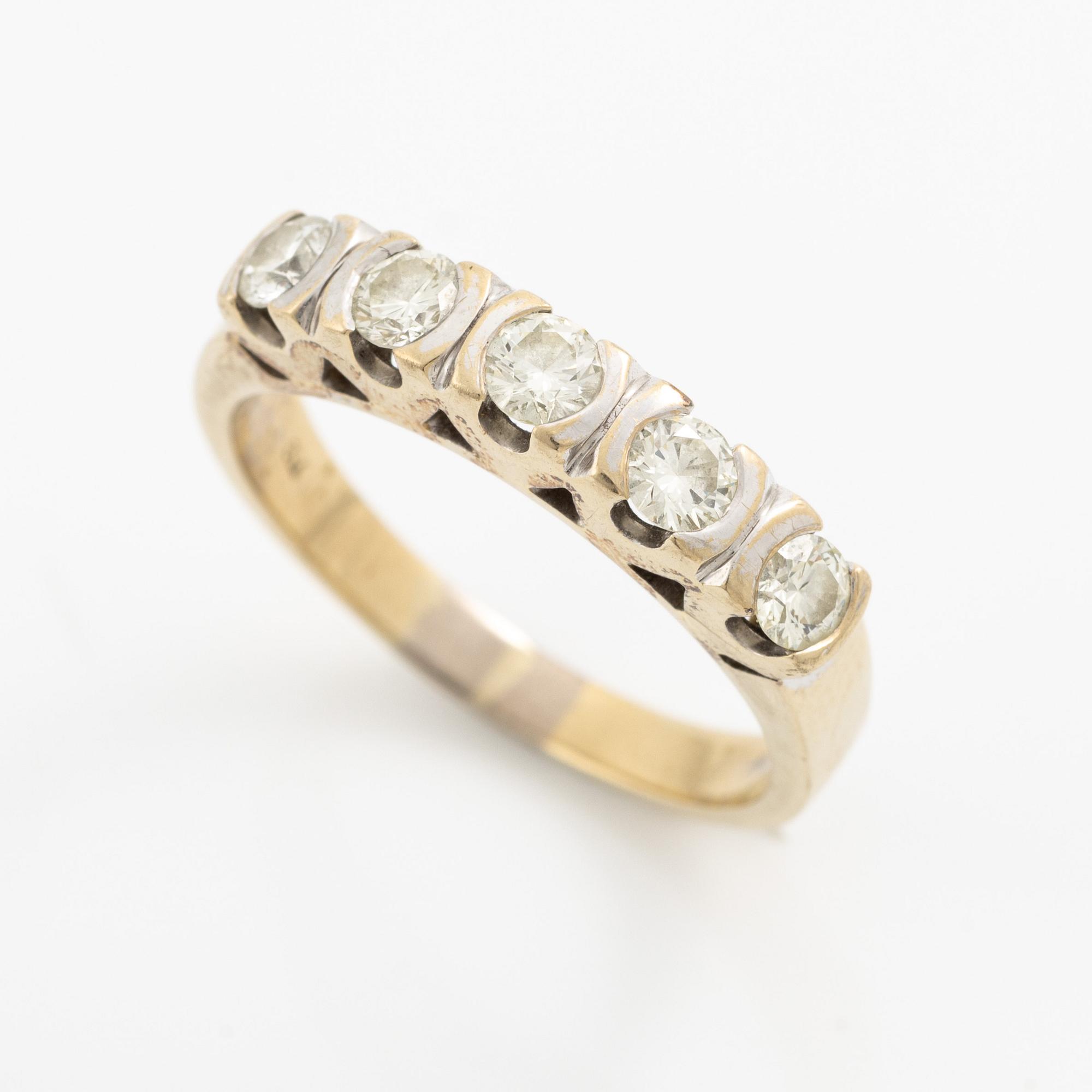 Ring, 18K vitguld med fem briljantslipade diamanter.