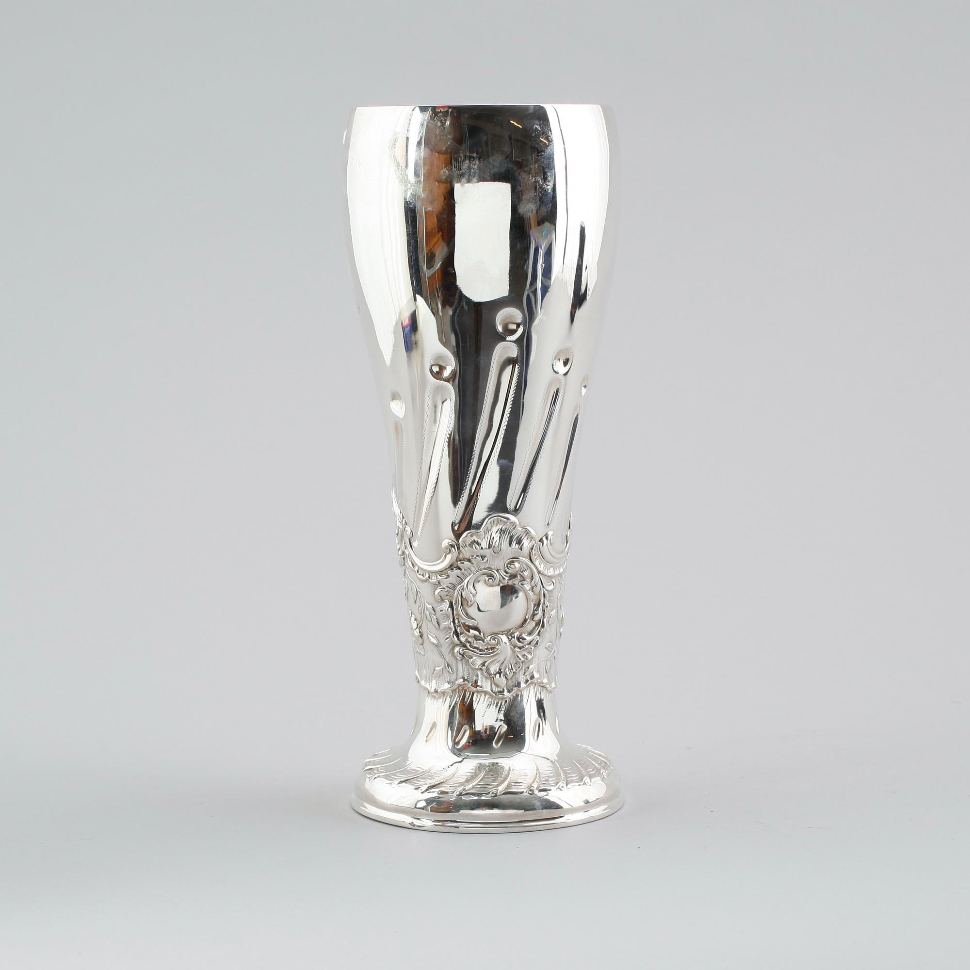 VAS, silver, C Frey & Söhne, Tyskland, 1900-talets första hälft. Vikt ca 449 gram.
