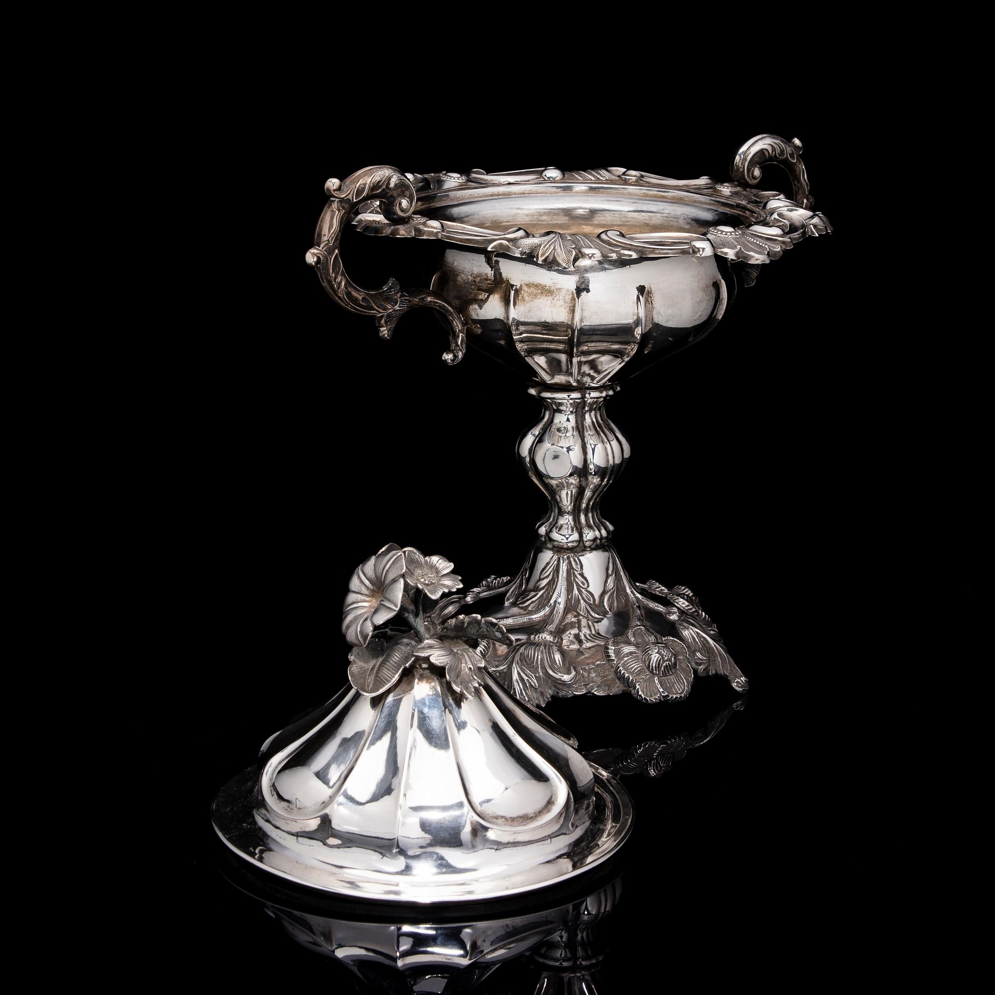 SOCKERSKÅL MED LOCK, silver, Helsingfors, Roland Melin 1860. Vikt 1195 g.
