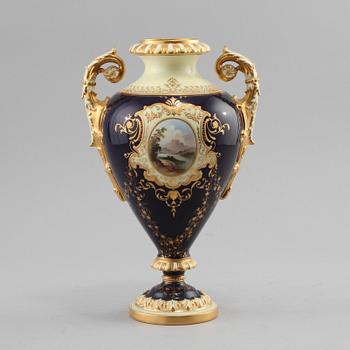 PRAKTURNA, porslin, Coalport, England, omkring sekelskiftet 1900.