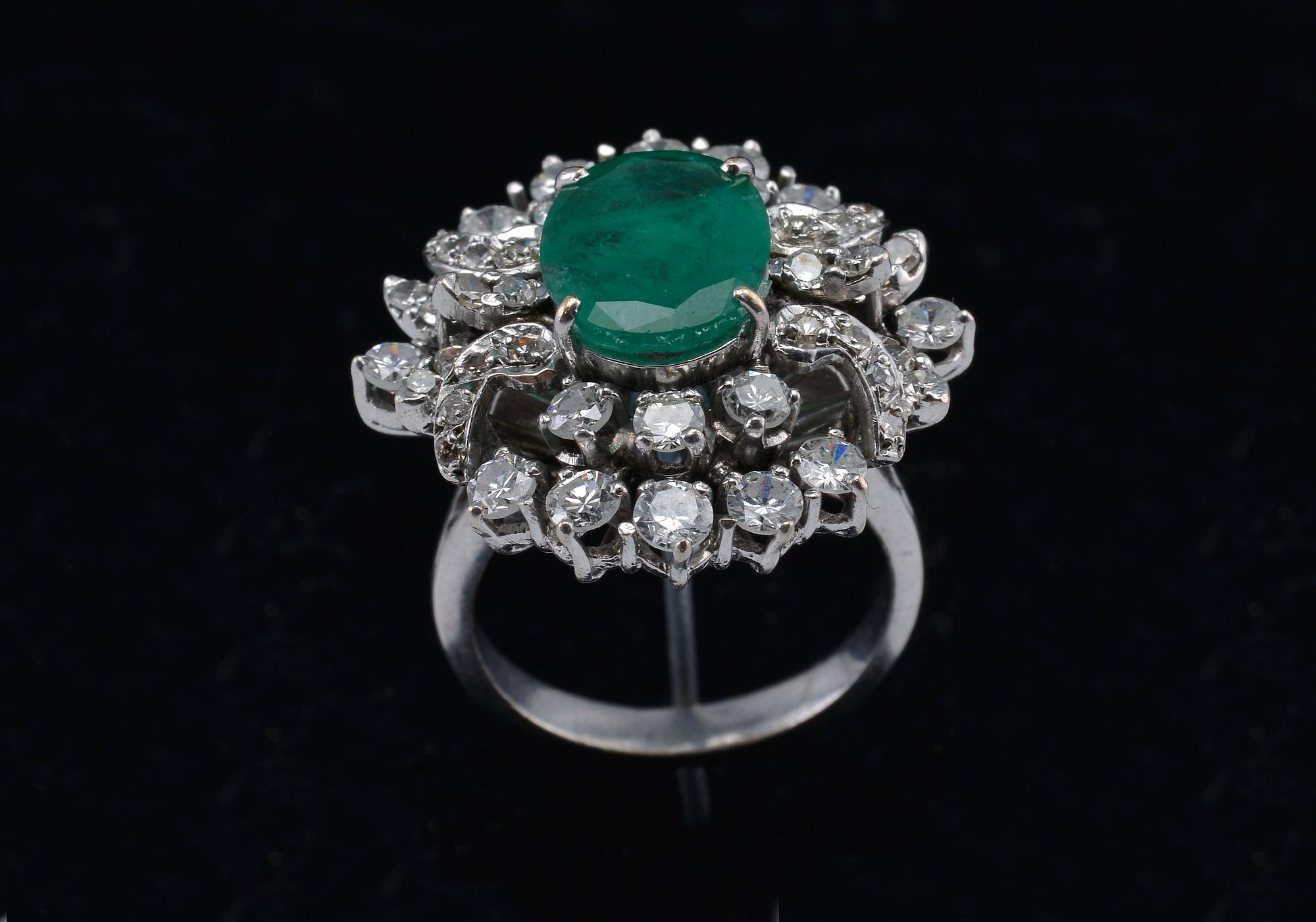 RING, 8/8 och 16/16 slipade diamanter ca 1.50 ct. Smaragd ca 2.69 ct. Vikt 10 g. Gemmologintyg.
