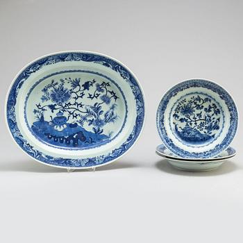 A blue and white export serving dish and three plates, Qing dynasty, Qianlong (1736-95).