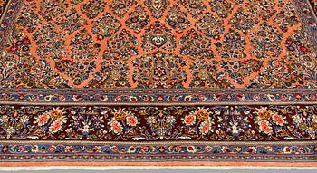 A Sarouk carpet, ca 323 x 248 cm.