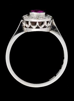 RING, rubin med briljantslipade diamanter, tot. ca 0.30 ct.