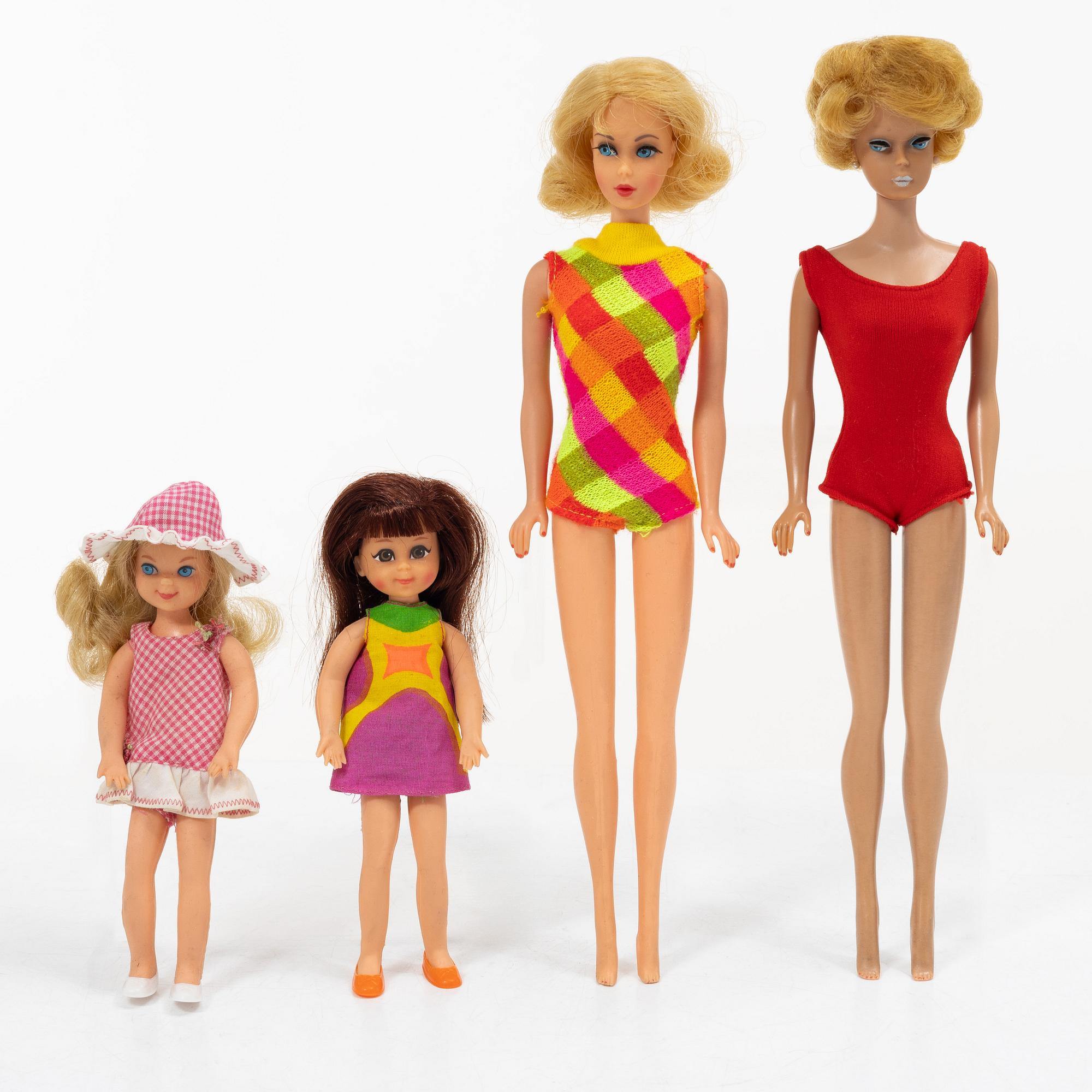 Barbies, 2 st, samt Chris och Tutti, med kläder och accessoarer, Mattel, 1960-1970-tal.