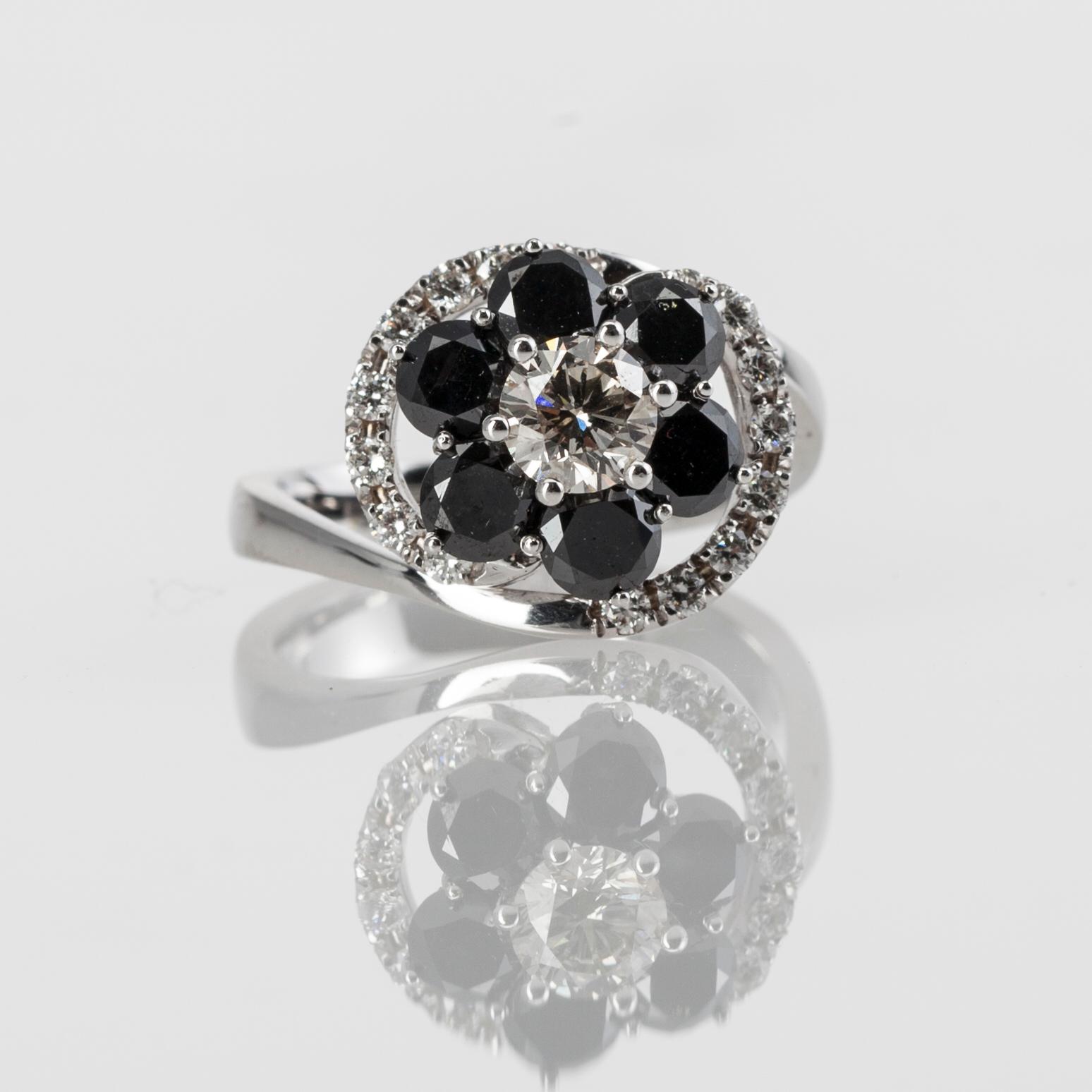 DIAMANTRING, 14K vitguld. Vikt 6,19 g. Intyg.