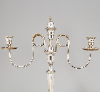Kandelabrar för tre ljus, ett par, försilvrad mässing, 1800-talets början.