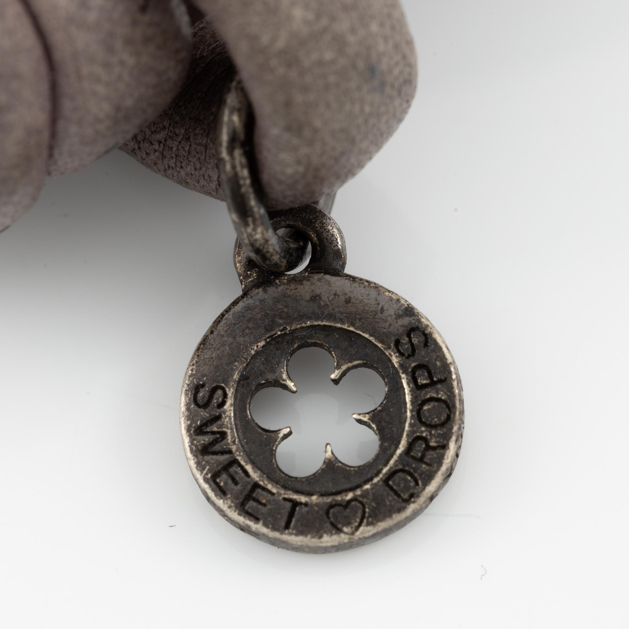 Ole Lyynggard, Charlotte Lynggaard, armband, lädderrem med berlocker, "sweet drops",.