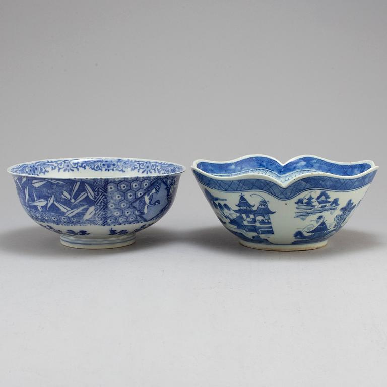 A japanese blue and white bowl, first half of the 20th Century and a late Qing blue and white Chinese bowl.