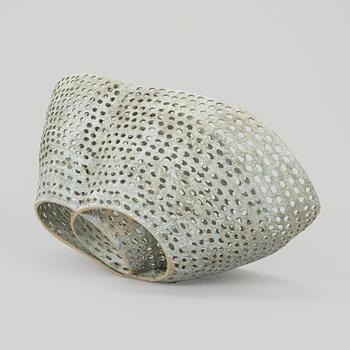 Kristina Riska, veistos, "Basket sculpture" keramiikkaa, signeerattu KR.