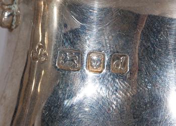 GRÄDDKANNA SAMT SOCKERSKÅL, silver, England, bla Chester 1901.