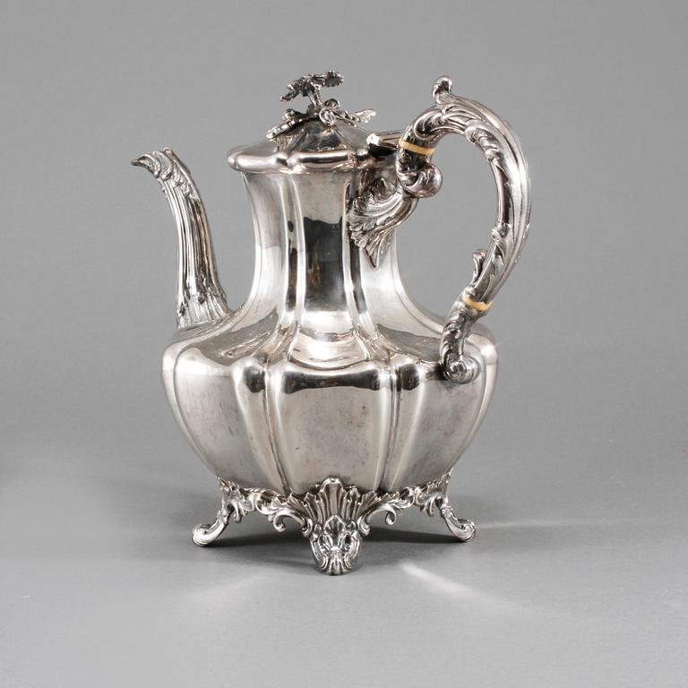 KAFFEKANNA, silver, nyrokoko, Joseph & Albert Savory, London, 1835, vikt 904 g.