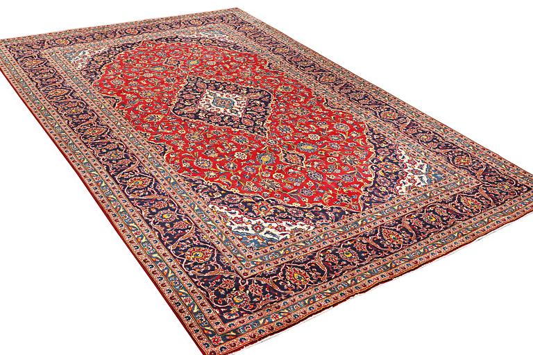 A carpet, Kashan, ca 390 x 243 cm.