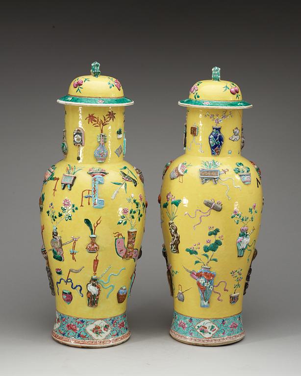 A pair of yellow-ground jars with covers, Qing dynasty.