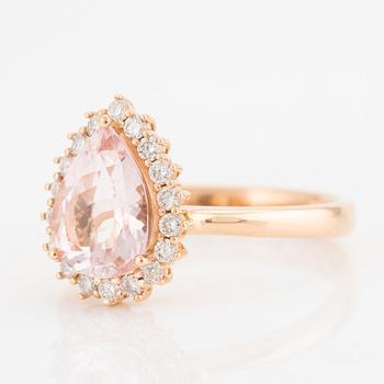 Ring in 18K gold with a pear-shaped morganite and round brilliant-cut diamonds.