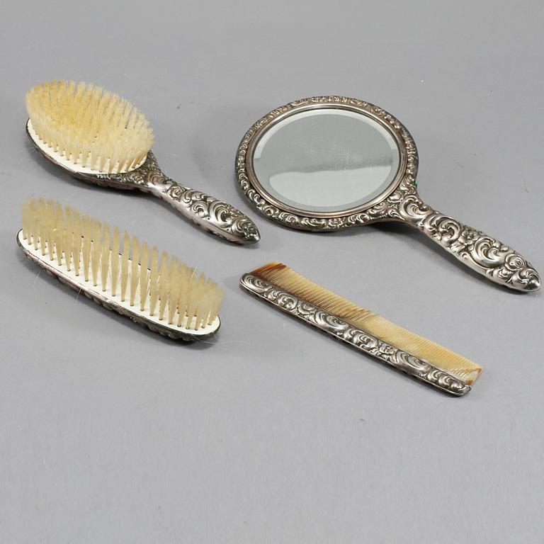 TOILETTE-GARNITYR, 4 delar, delvis silver, 1900-tal.