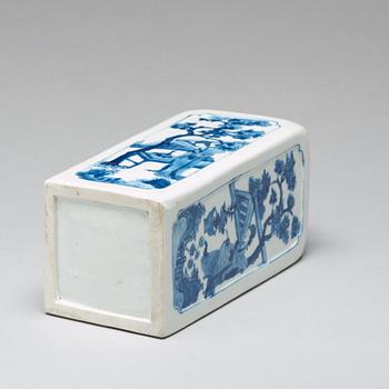 A blue and white 'gin bottle' flask, Qing dynasty, Kangxi (1662-1722).
