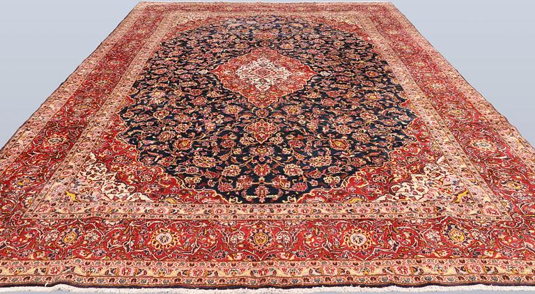 A Keshan carpet, approx. 475 x 304 cm.