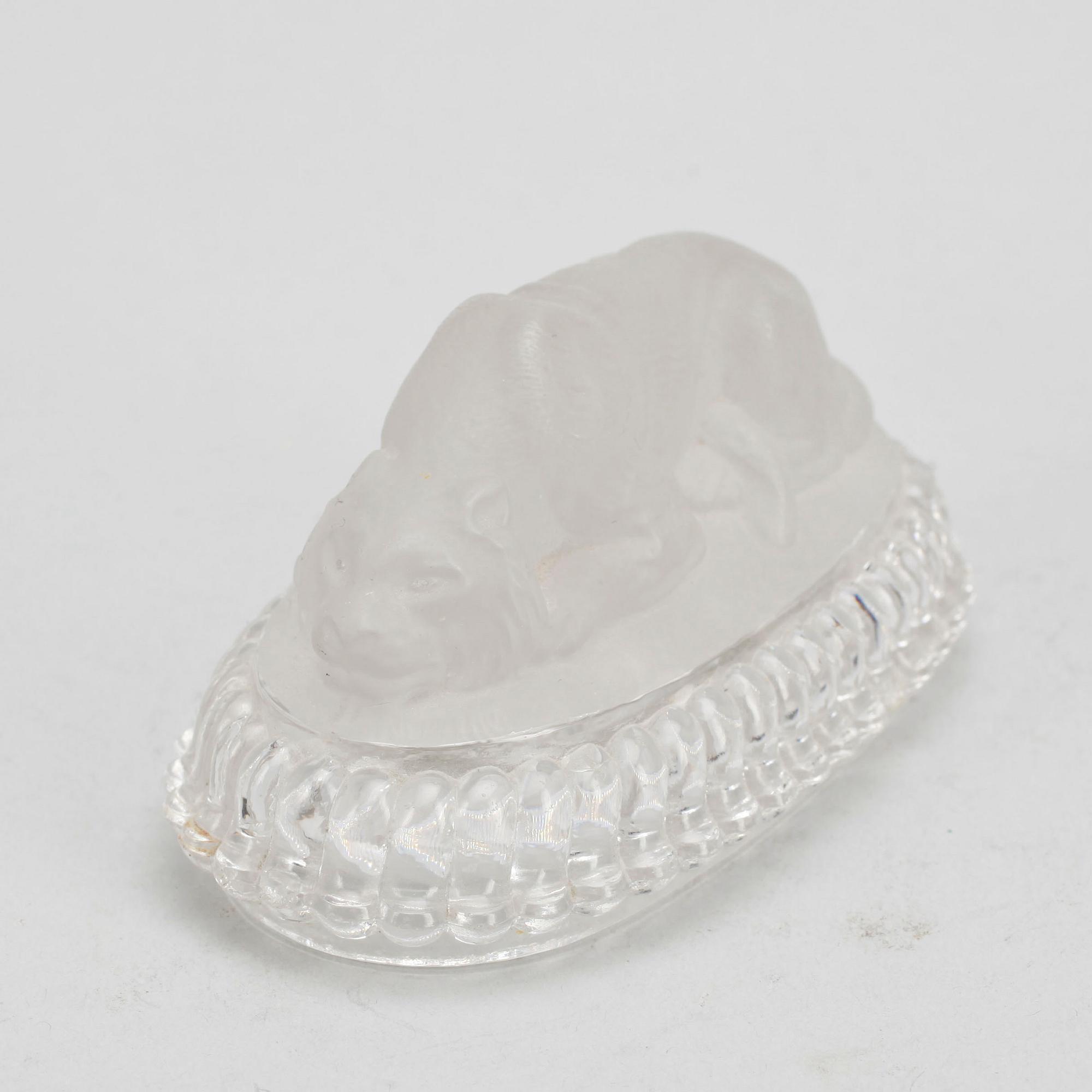 BREVPRESSAR/SKULPTURER, 3 st, gjutjärn, vitmetall, glas, 1800/1900-tal.