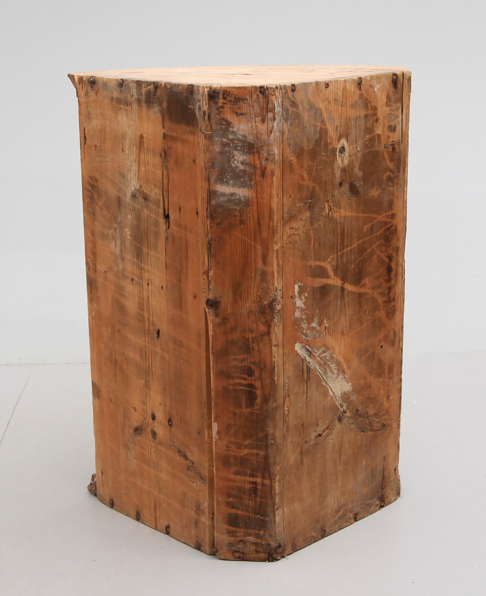 HÖRNSKÅP, allmoge, 1800-talets första hälft.