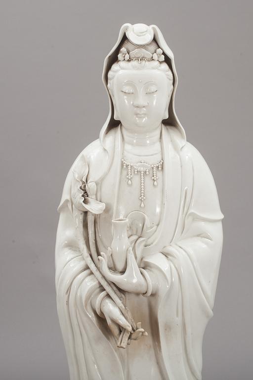 FIGURIN, porslin. Kina Omkring 1900.