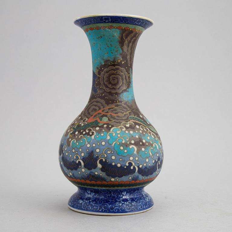 Vas porslin, Japan med cloisonne imitation, 1900-talets första hälft.