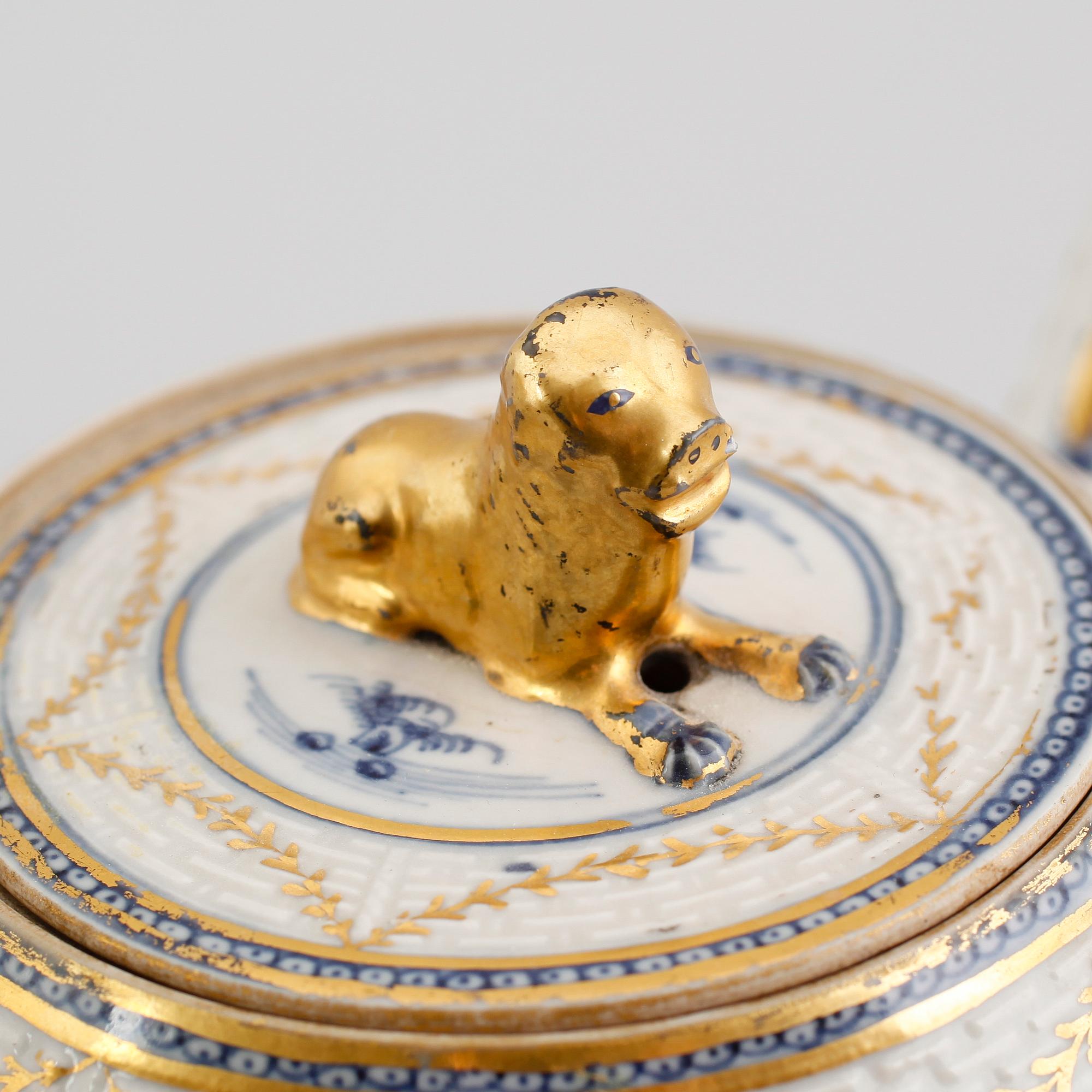 TEKANNA, TILLBRINGARE SAMT KOPPAR, 4 st, porslin, Kina, Qianlong 1736-1795.