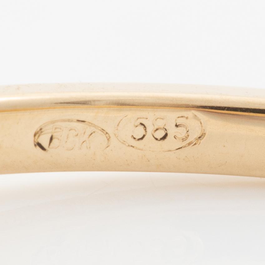 Ring in 14K gold with an emerald and small brilliant-cut diamonds.