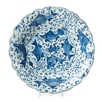 555. A blue and white dish, Qing dynasty, Kangxi (1662-1722).