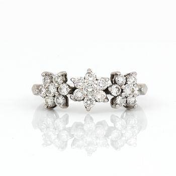 RING, 18K vitguld med briljantslipade diamanter, tot ca 0,69 ct. Total vikt ca 3,42 g.