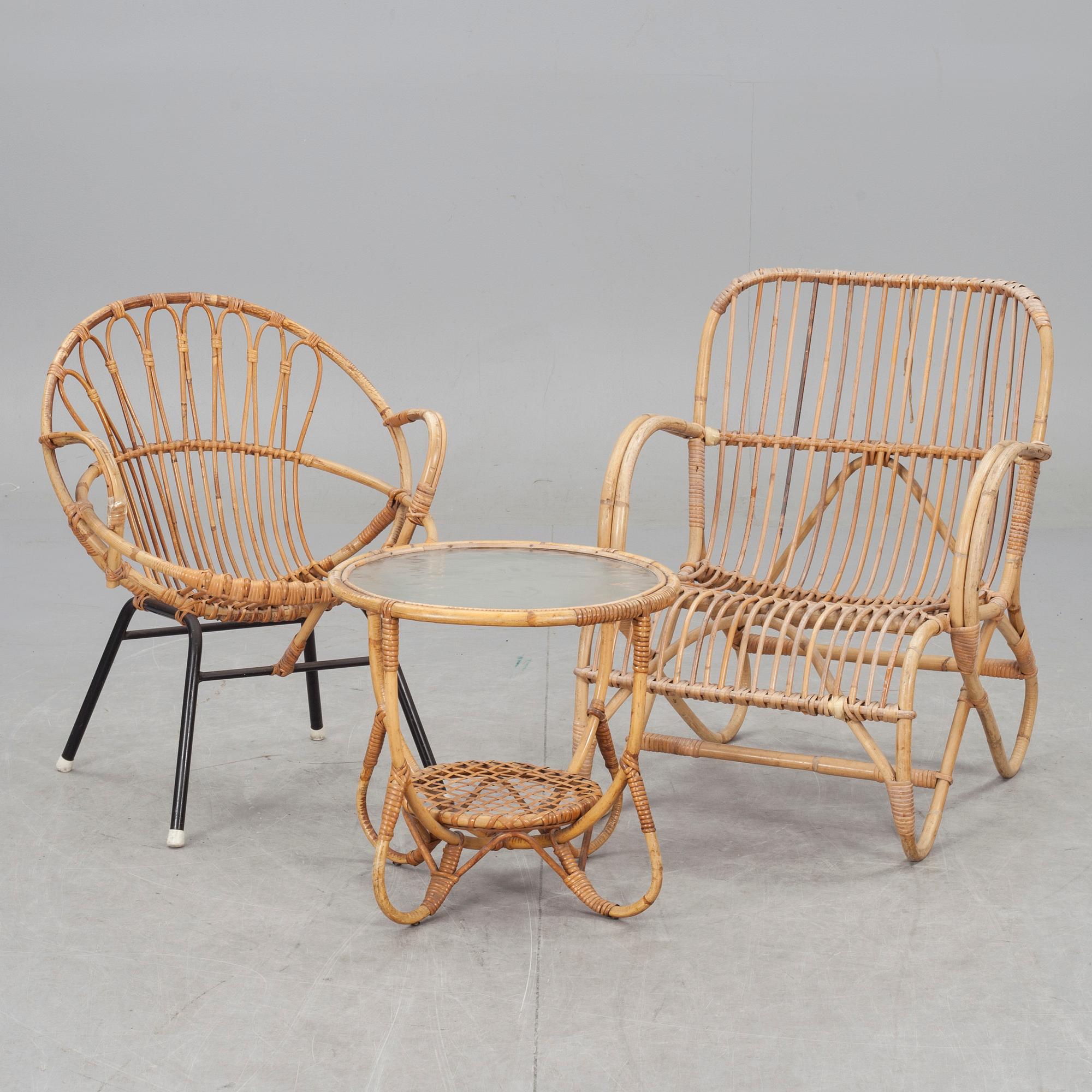 FÅTÖLJER, 2 st olika samt BORD, 1900-talets mitt.