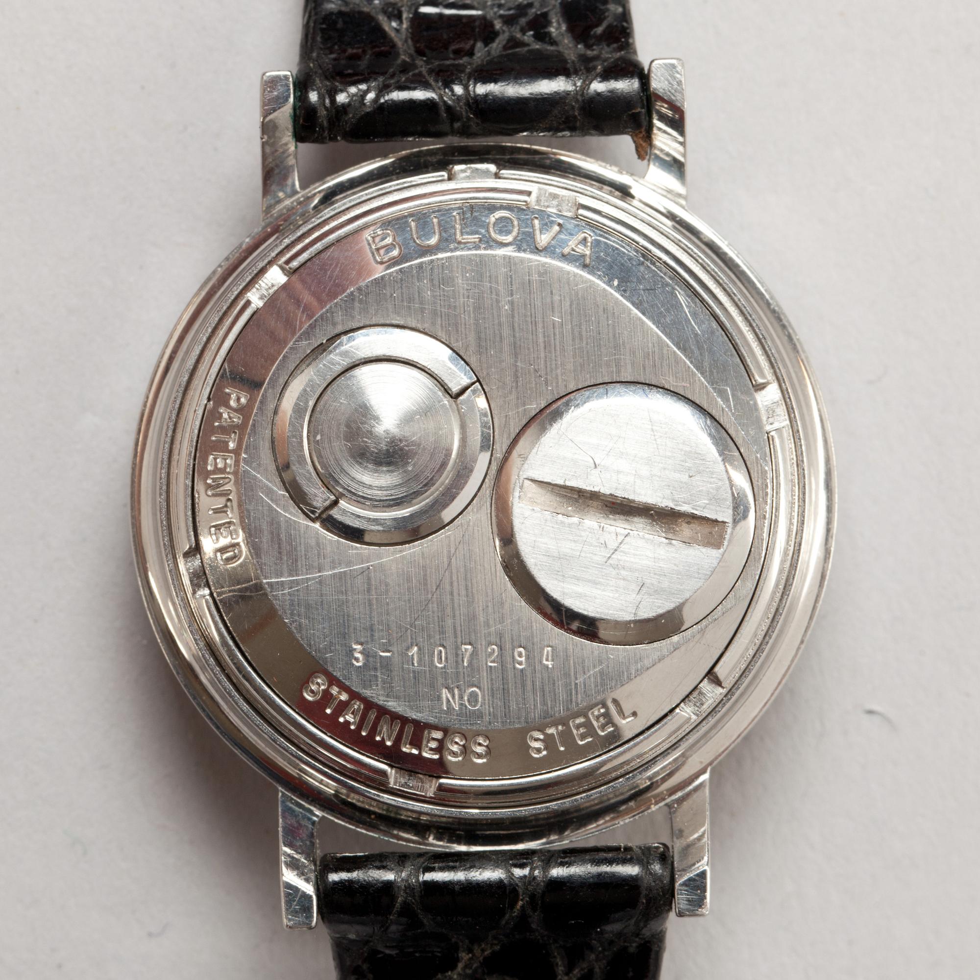 HERRARMBANDSUR, 2 st, Pulsar och Bulova, 1970-tal.