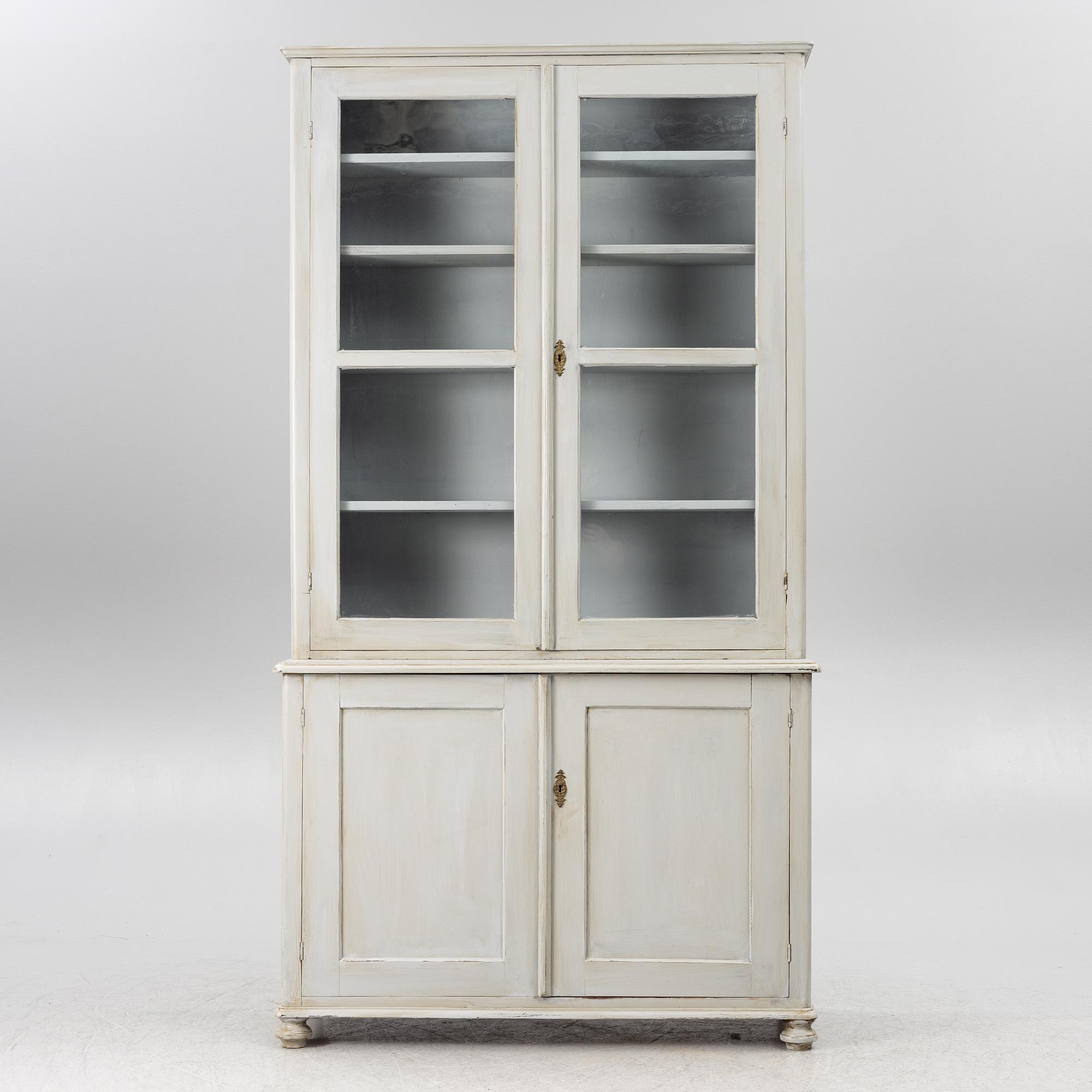 Vitrinskåp, från omkring år 1900.