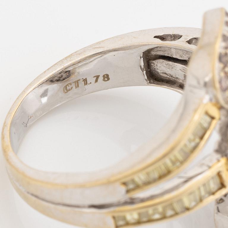 Ring, omlottring med päronformad diamant.
