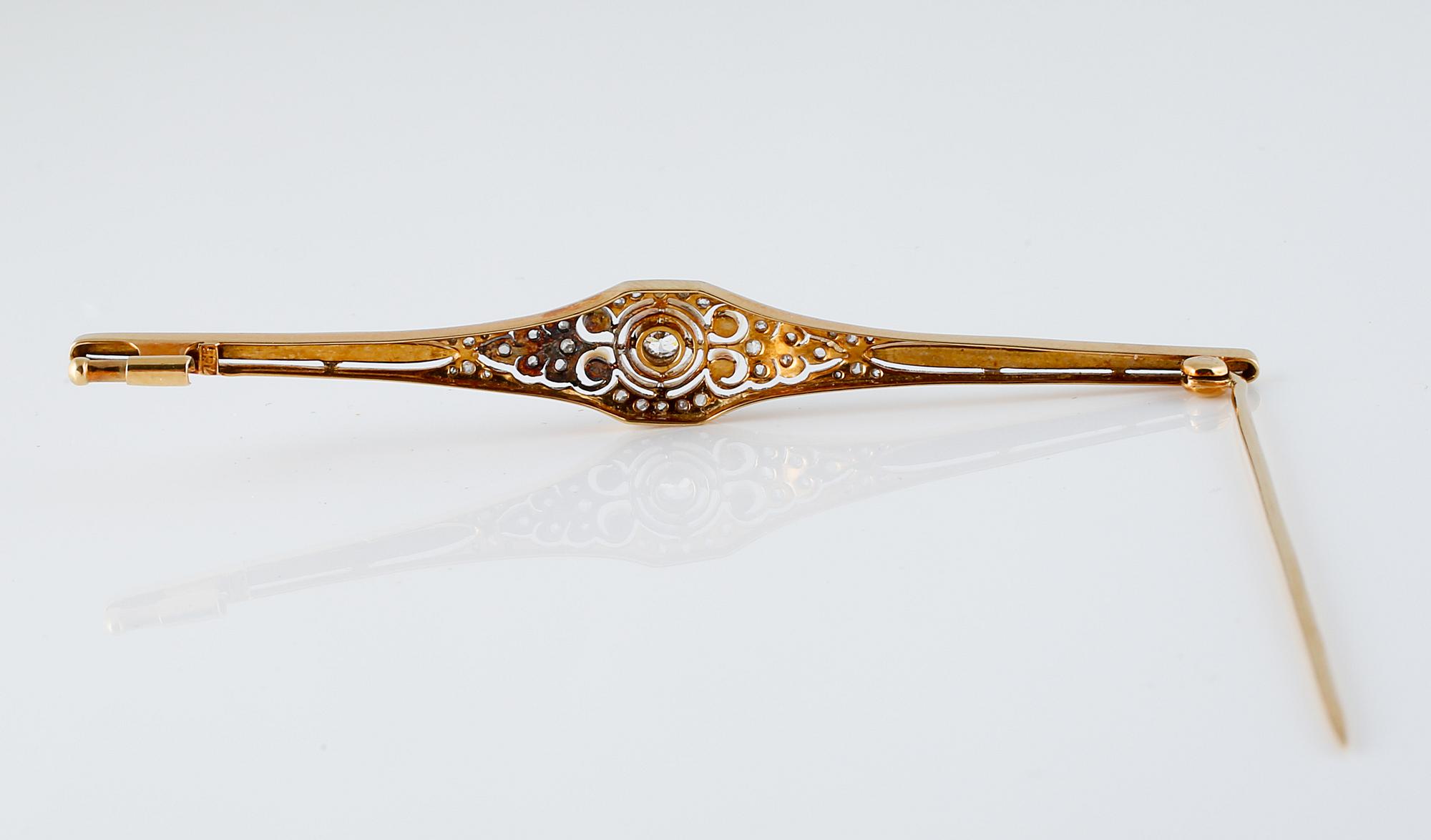 BROSCH, 18K guld samt platina med odlade små pärlor samt fasettslipade diamanter, importstämplad. Vikt 6,2 gram.