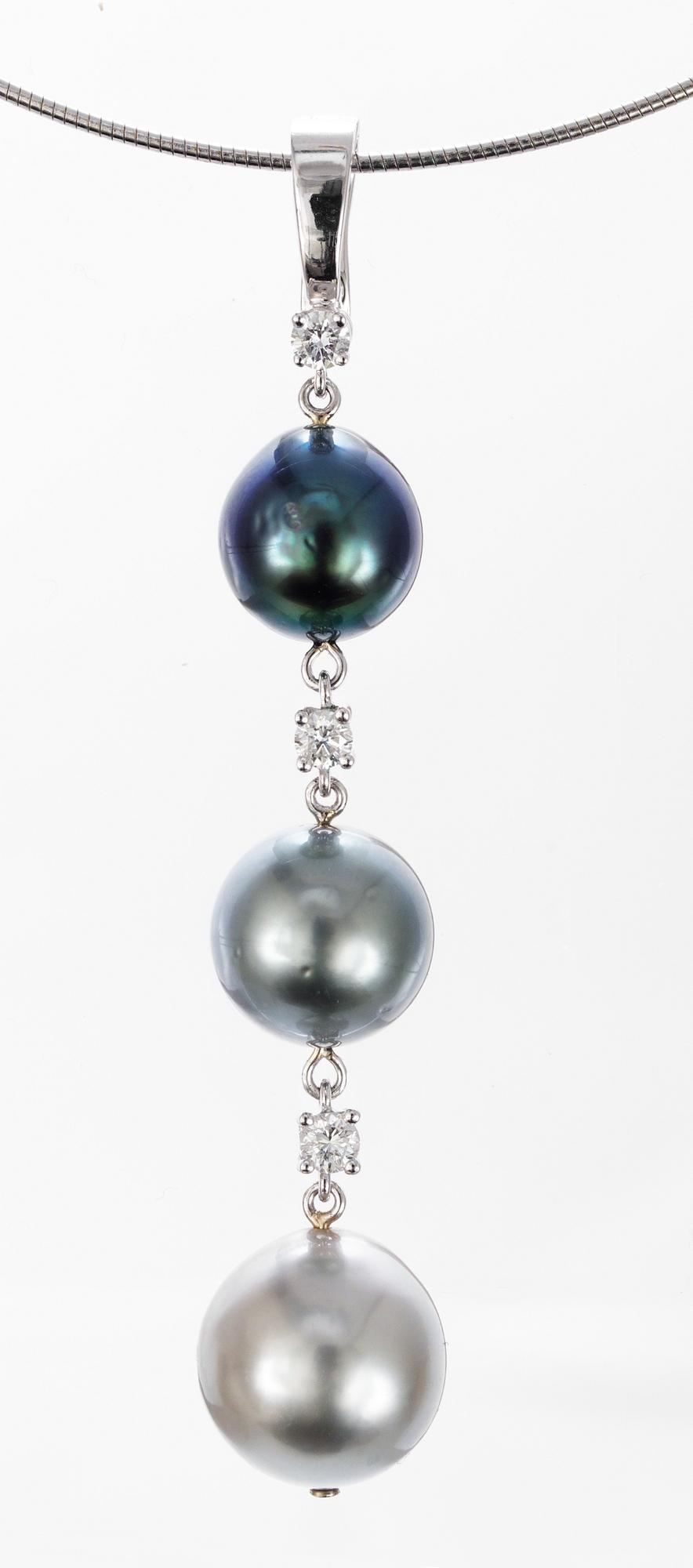 NECKLACE/PENDANT, cultured Tahiti pearls and brilliant cut diamonds, 0.42 cts.
