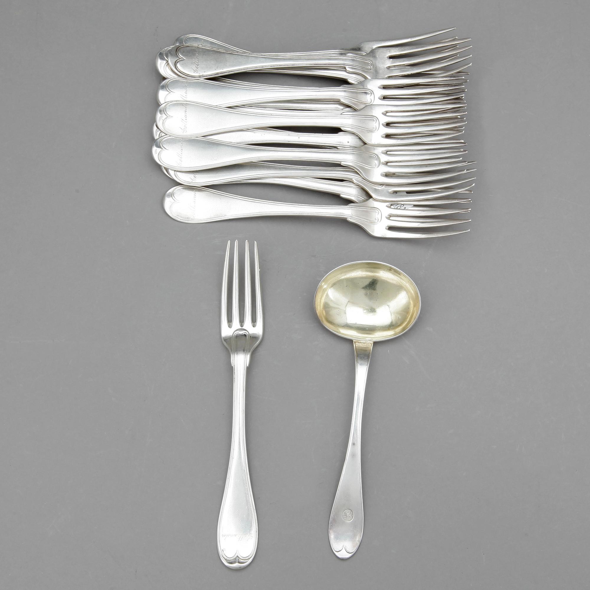 MATGAFFLAR samt SÅSSKED,15 +1, silver, mestadels Gustaf Hamnqvist (1789-1818), Åmål. Vikt ca 1100 gram.