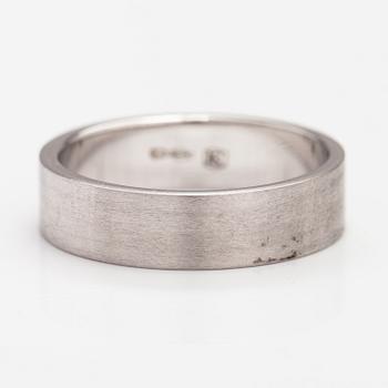 An 18K white gold ring. ITD Oy.