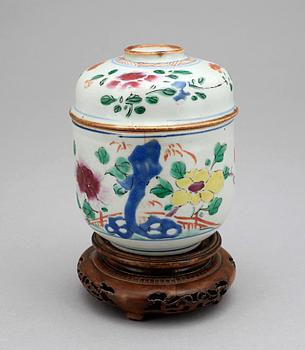 TEBURK med LOCK. Porslin, Kina, Qianlong (1736-1795).