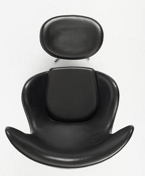 Arne Jacobsen, fåtölj med fotpall, "Ägget", Fritz Hansen, Danmark, 2001.