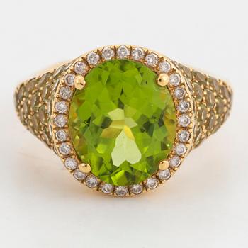 RING, guld med peridoter och briljantslipade diamanter.